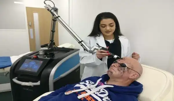Picosecond laser treatment in an aesthetic clinic